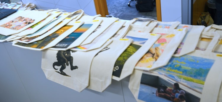 参加者が制作したデザイン入りトートバッグが並べられた展示の様子