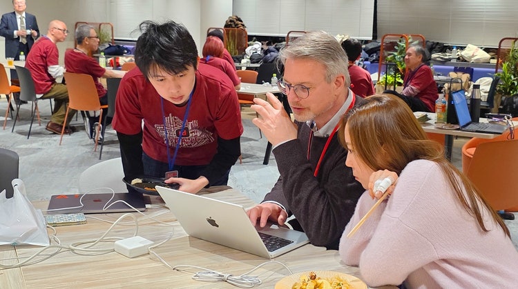 レストランのテーブルで食事をしている人達 AI 生成コンテンツは誤りを含む可能性があります。