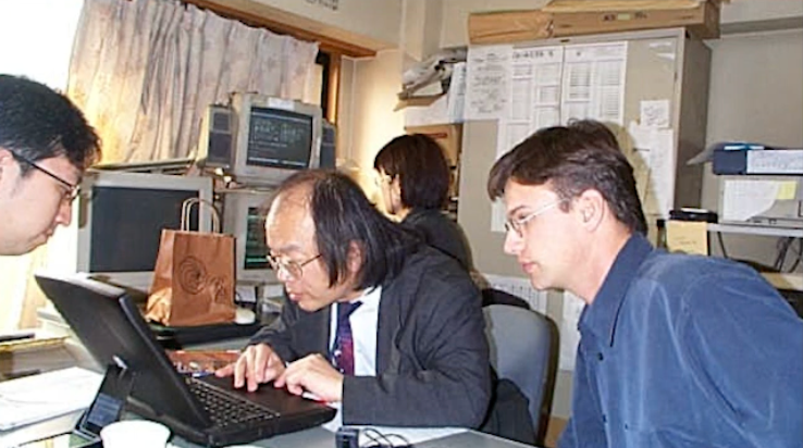 ノートパソコンを使っている男性 AI 生成コンテンツは誤りを含む可能性があります。