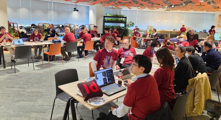 人, 屋内, テーブル, ノートパソコン が含まれている画像 AI 生成コンテンツは誤りを含む可能性があります。