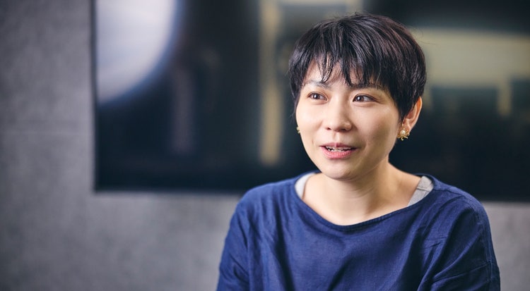 青いシャツを着た少年 自動的に生成された説明