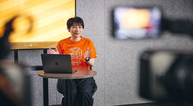 人, 屋内, 少年, 若い が含まれている画像 自動的に生成された説明