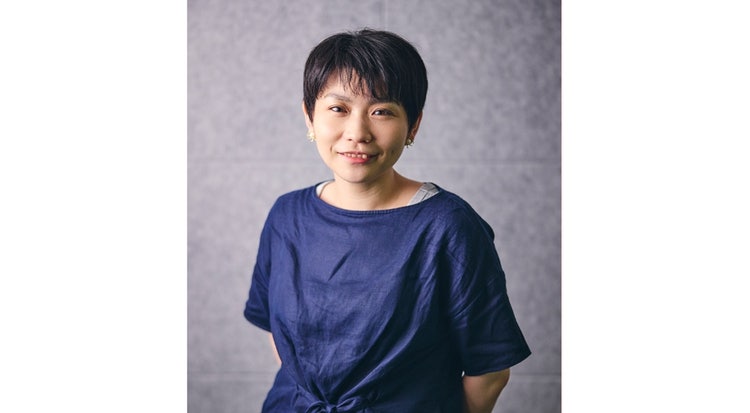 紫のシャツを着た少年 自動的に生成された説明