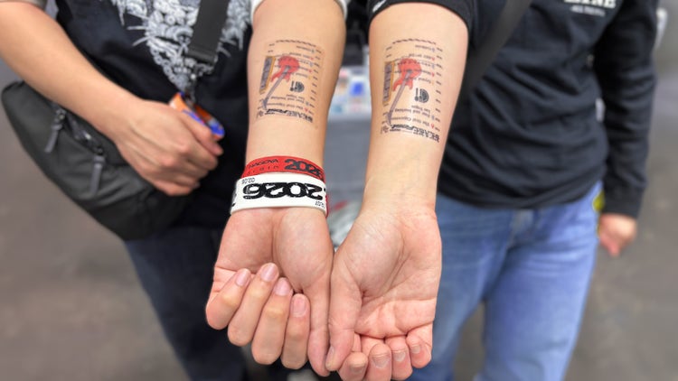 友人同士で並べたお揃いのタトゥーシール。ギターのイラスト入りで、フェスのリストバンドとの相性も抜群