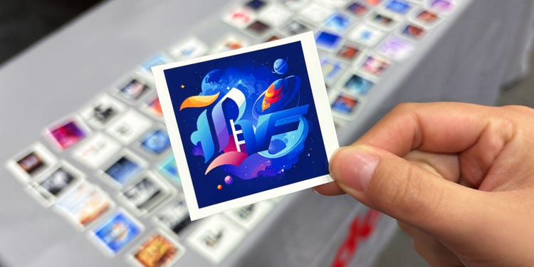 宇宙をモチーフにしたデザイン。青を基調としたクールな仕上がりになった