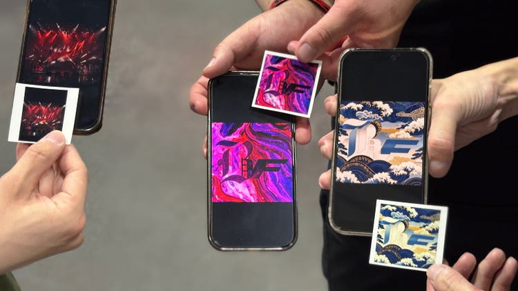 ピンク/パープルの華やかなデザインと、浮世絵を思わせる和風のブルーデザイン。同じBLARE FEST.ロゴがまったく異なる表情を見せる