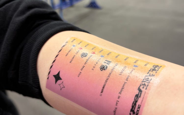 ピンクからイエローへのグラデーション背景がおしゃれなタイムテーブル。会場の雰囲気の中で映える