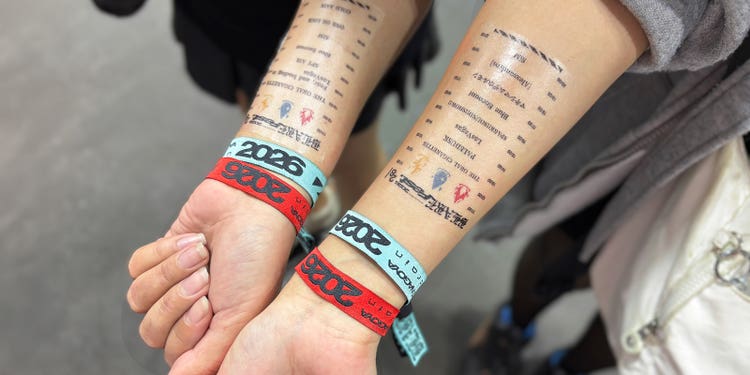 腕に貼ったタイムテーブルのタトゥーシール。出演アーティスト名と時間が一目でわかる実用的なデザイン