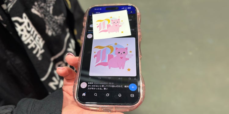 「ピンク、猫、蝶付き、キラキラ」のプロンプトから生まれた可愛らしいオリジナルステッカー