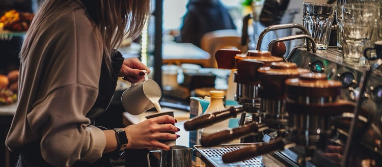 カフェでコーヒーを淹れるスタッフのイメージ写真
