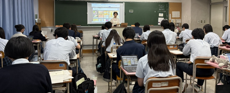 芝商業高校3年の家庭科でのポスター発表会の様子