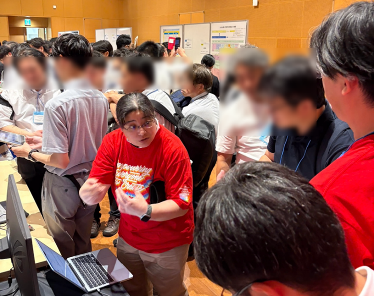 デモをしながら熱心に説明する白井先生（写真中央）