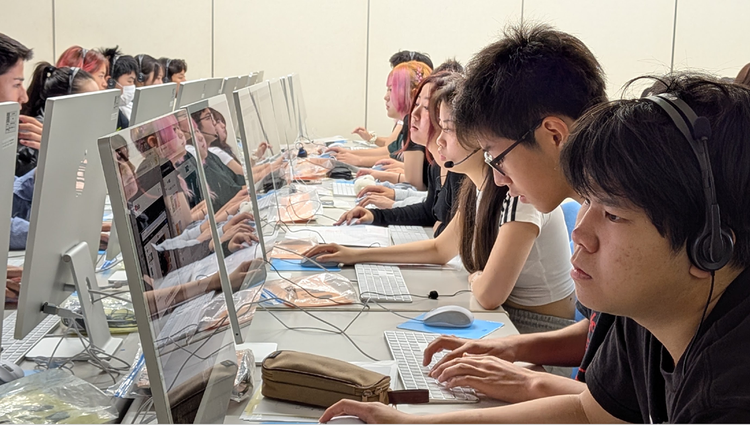 それぞれが集中して制作に取り組む生徒たちの様子