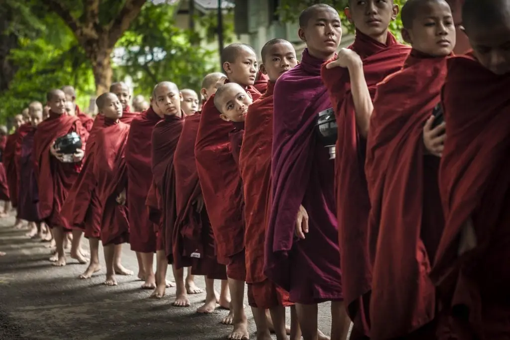 Novice-monks-in-procession-to-dining-hall-at-Maha-Ganayon-Kyaung-monastery-Amarapura-Myanmar-1024x683