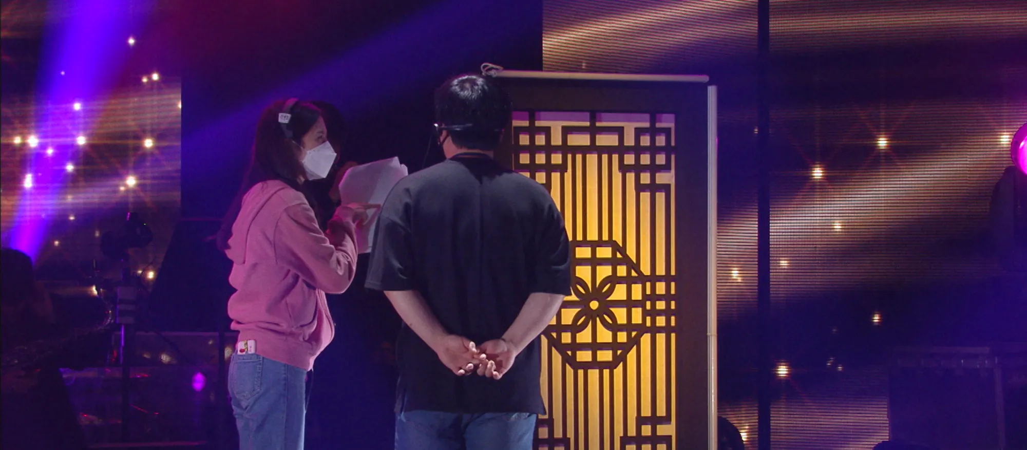 KBS <불후의 명곡> 프로그램 촬영 현장에서 논의 중이신 박지은 PD님